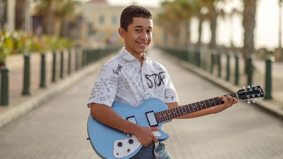 Elgyn posando con su nueva guitarra