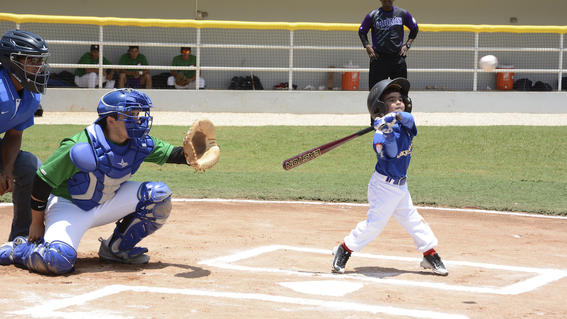 Victor Antonio haciendo un Home Run