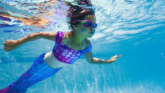 Maggie swimming underwater