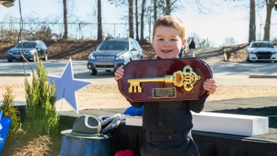Officer Bennett with the Mauldin Key to the City