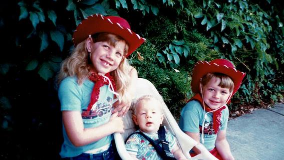 Alex with siblings in 1987