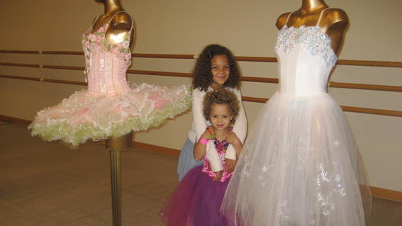 Dayssi with her sister India during her wish to meet a ballerina