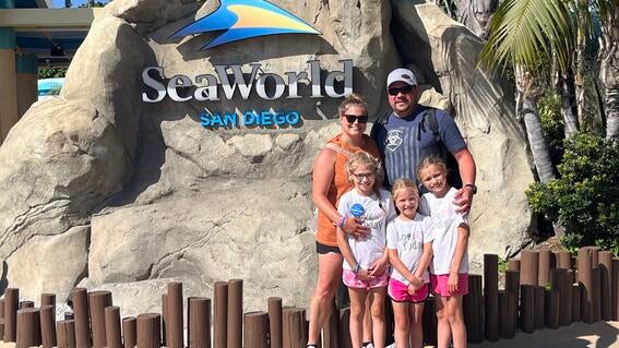 jalyn and family - seaworld