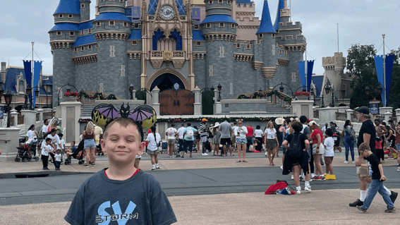 Leon in front of castle