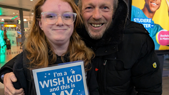 Scarlet and Ralf with sign