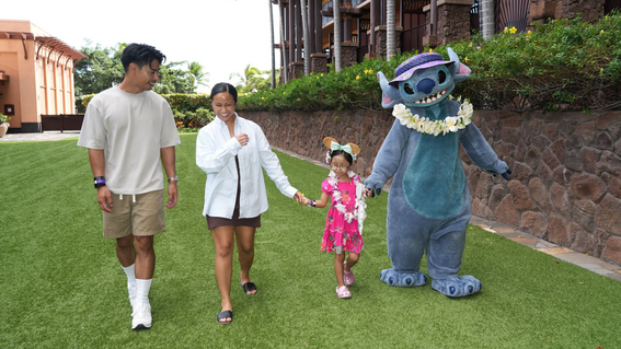 Bella and her family meet Stitch from Lilo and Stitch