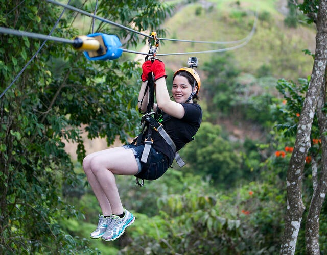 Marta lanzándose de uno de los ziplines