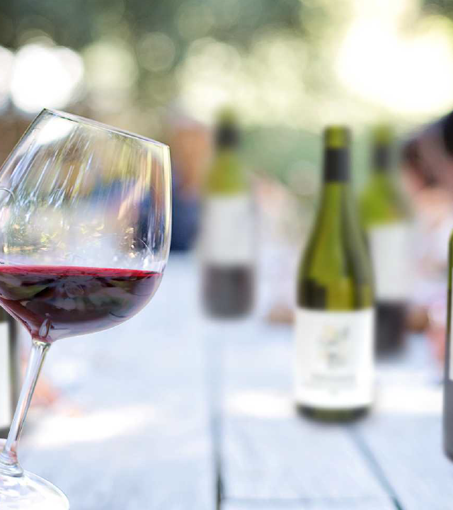bricoleur vineyards wine on table