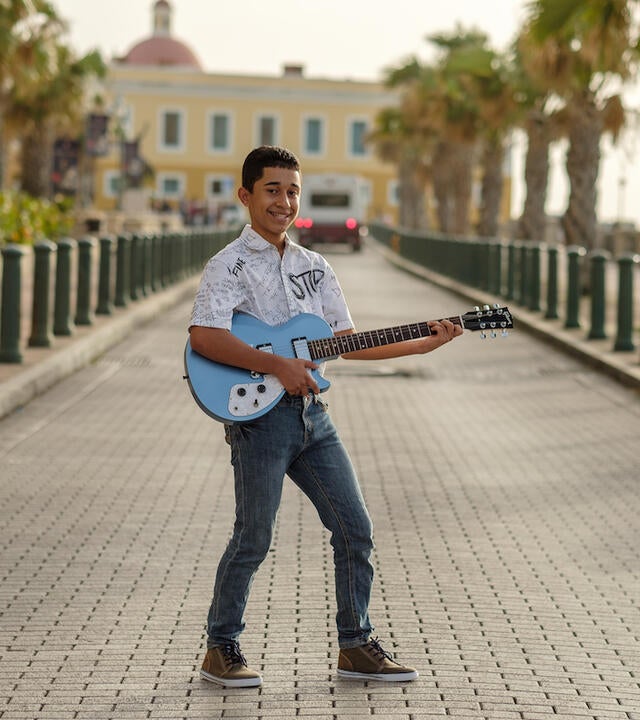 Elgyn posando con su nueva guitarra