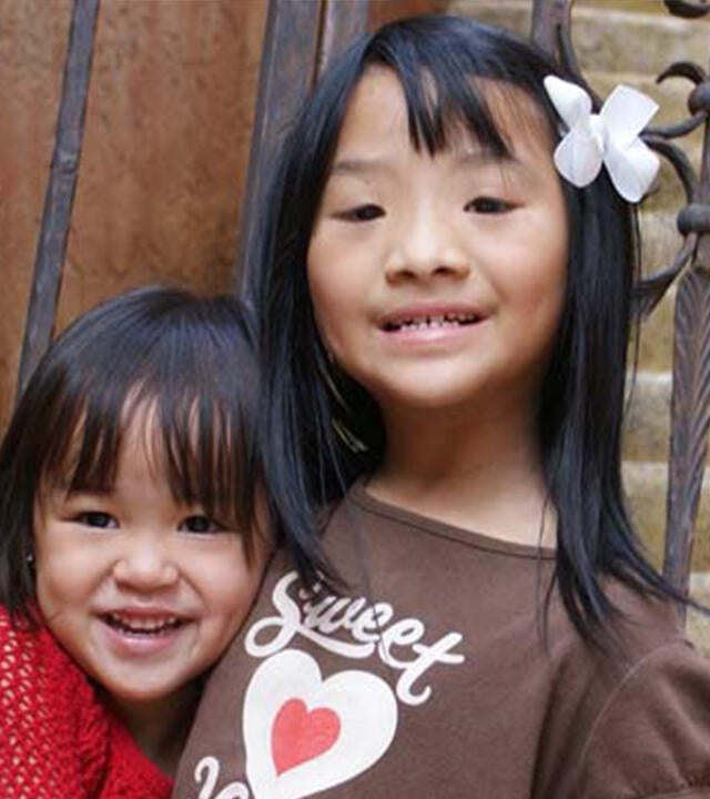 Wish kid Myah and her sister, Emily