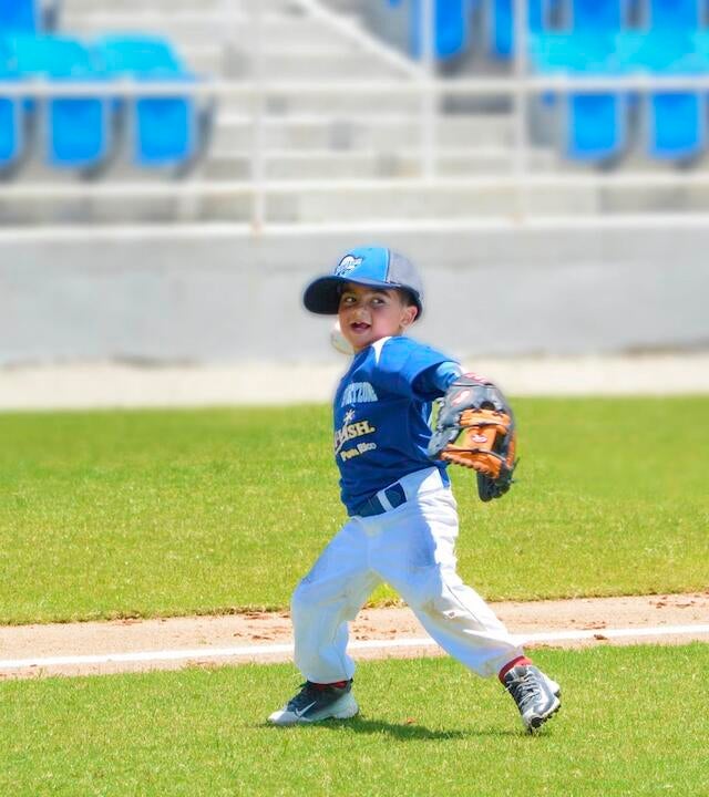 Victor Antonio lanzando la pelota