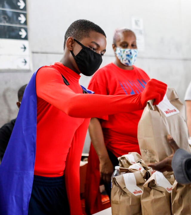 Ja'Bree handing out meals for the homeless