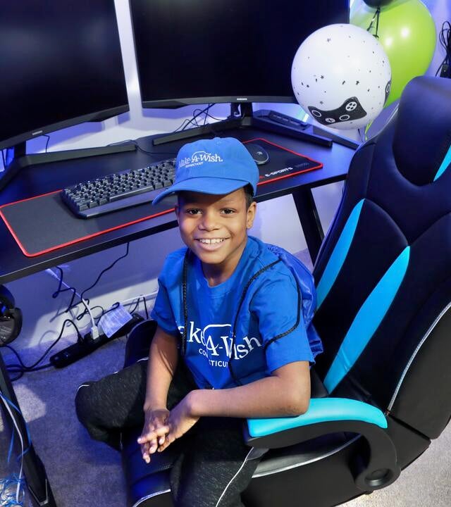 Amar'e sits in new gaming chair