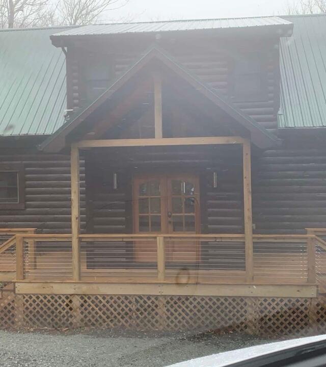 The cabin Kayden stayed in to visit the mountains in the snow