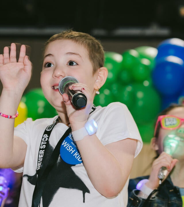 Noa singing onstage