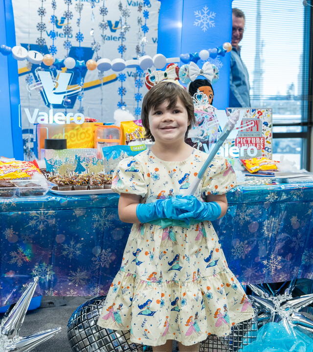 little girls wearing blue gloves