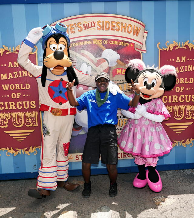 Avant posing with Goofy and Minnie at Disney World