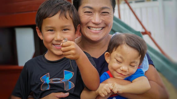 Skylar (right), brother Kainalu and wish mom Yuko