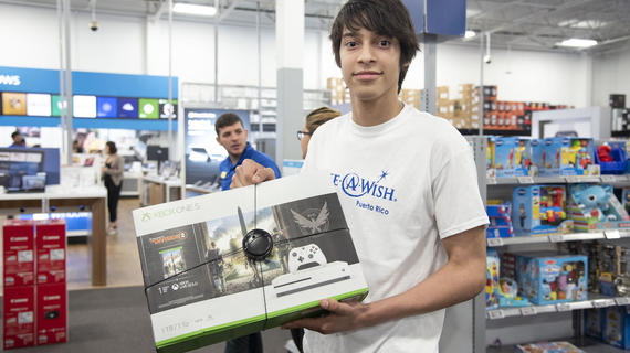 Diego posando con su nuevo XBOX ONE S