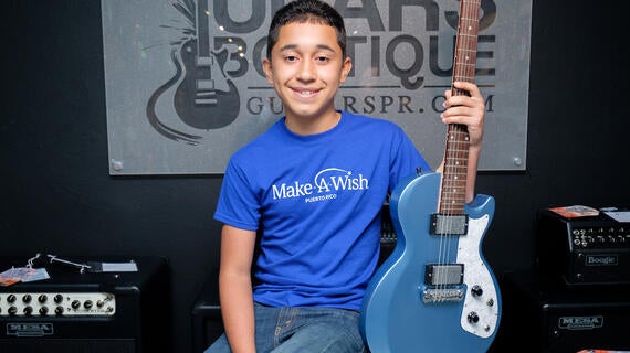 Elgyn posando con su nueva guitarra
