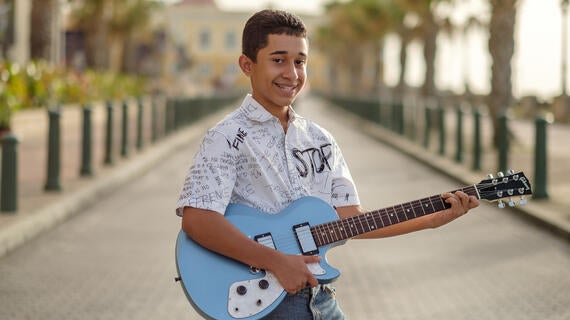 Elgyn posando con su nueva guitarra