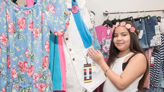 Kerari eligiendo ropa