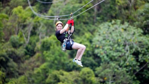 Marta logrando vencer su miedo a las alturas lanzándose de unos zipline más grande del mundo