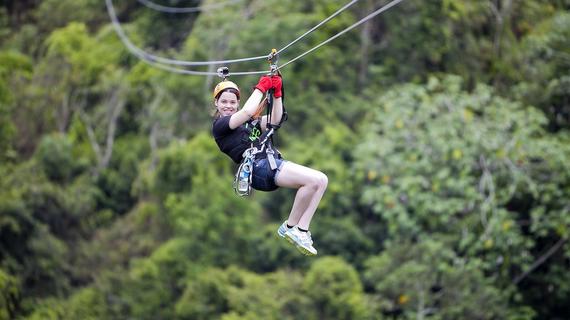 Marta logrando vencer su miedo a las alturas lanzándose de unos zipline más grande del mundo