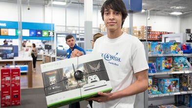 Diego posando con su nuevo XBOX ONE S