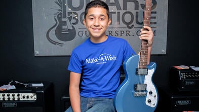 Elgyn posando con su nueva guitarra