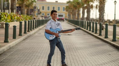 Elgyn posando con su nueva guitarra