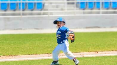 Victor Antonio lanzando la pelota