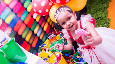 Arismar with tiara at party