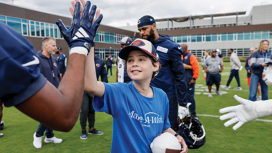 Asher meets Chicago Bears players