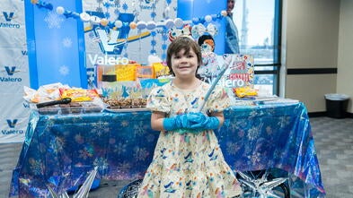 little girls wearing blue gloves