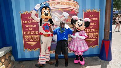 Avant posing with Goofy and Minnie at Disney World