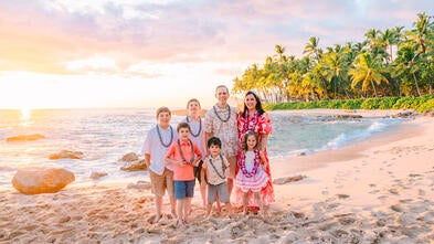Wish kid Elena and family in Hawaii during wish