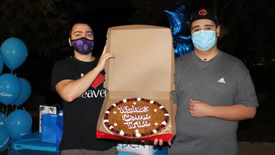Ruben and Youtuber Mizkif with cookie cake.
