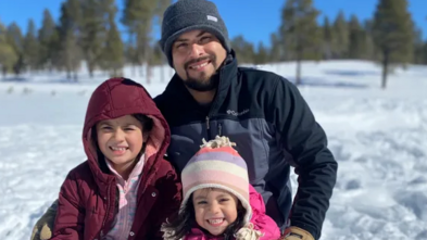 Cómo un papá de Phoenix ofrece amor y empatía a sus hijas