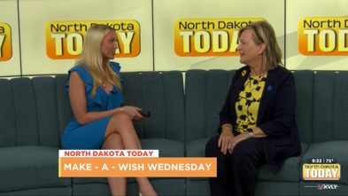 Tatum and Pat Pobst chatting on the blue couch