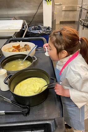 Wish Kid Meylin Cooking