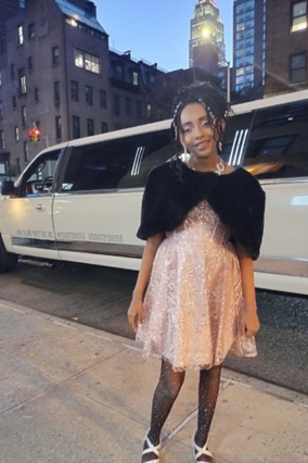 Guigui in front of her limo