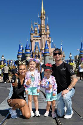 Wish kid Payton and her family on her wish